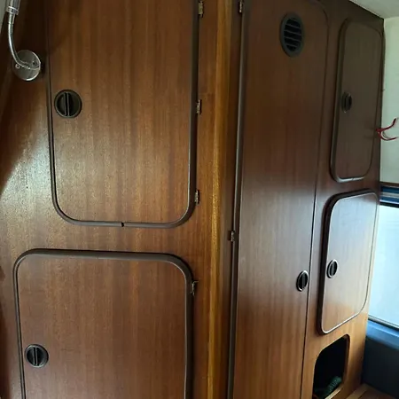 Luksusowy namiot Rent A Blue Classics's Campervan Mb 100 For A Trip In Algarve